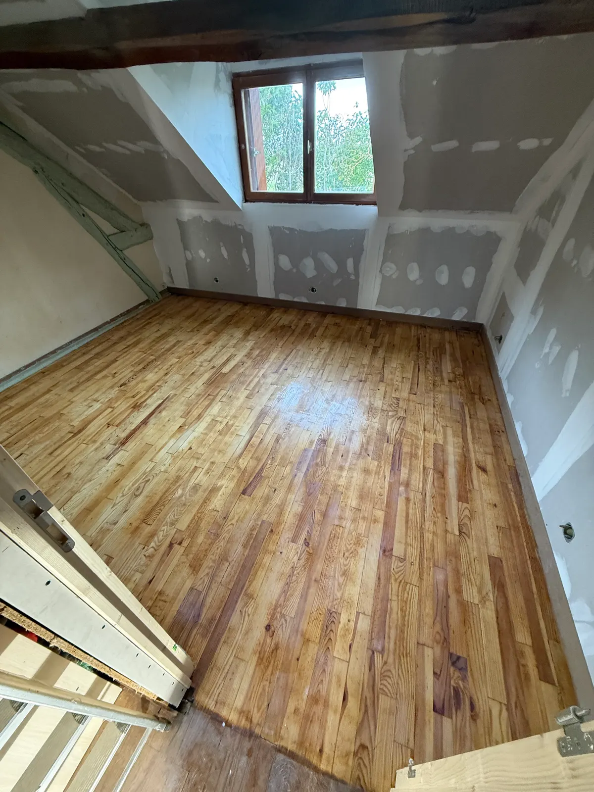 Comble aménagé : parquet en pin posé, cloisons en plaques de plâtre bandées, sous-pente isolée