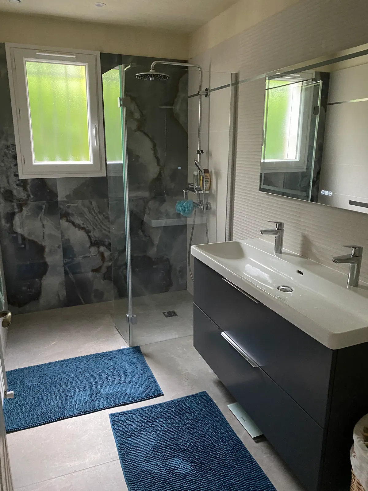 Salle de bains rénovée par Alves Rénovation : douche à l'italienne, paroi vitrée et double vasque